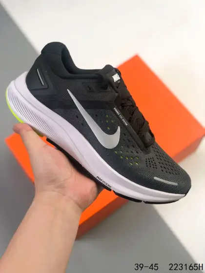耐克NIKE AIR Zoom Structure 23运动舒适减震防滑耐磨低帮碳板训练跑步鞋男女款厚底增高老爹运动鞋,这款跑鞋专为热爱跑步、追求稳定与缓震效果的跑者精心设计,无论是长距离慢跑、日常训练还是休闲穿搭,它都能完美契合您的需求.这款跑鞋延续了耐克在稳定类跑鞋上的深厚积淀,结合了品牌最成熟的稳定性支撑设计与柔软顺滑、回弹出色的缓震系统,标志着这一系列在稳定跑鞋领域迈入全新阶段.中足支撑系统:Structure 26搭载了耐克创新的中足支撑系统,包裹足弓内侧与后跟外侧,提供更强的稳定支撑.该系统融合了全新的中底稳定性方案,标志着Structure系列在耐克支撑型缓震跑鞋理念上的一次大胆革新.全掌ReactX泡绵中底:首次采用全掌ReactX泡绵中底,摒弃传统稳定跑鞋常见的硬质材料或刚性内侧支撑结构,提供更柔软顺滑的脚感.全新网眼鞋面:采用全新网眼鞋面,搭配重新设计的分区外底,进一步提升不同水平和强度的跑者在跑步中的舒适性与表现力.高耐磨橡胶:高磨损区域(如后跟)使用高耐磨橡胶,增强抓地力和耐用性;前掌则采用发泡橡胶,带来持续的柔软脚感和良好的地面反馈. 货号: CZ6720 如图 ID:223165H